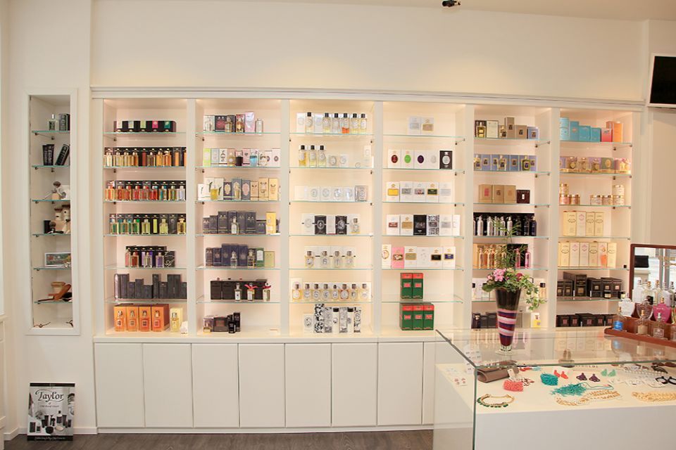 espositori in vetro e legno per attività commerciale