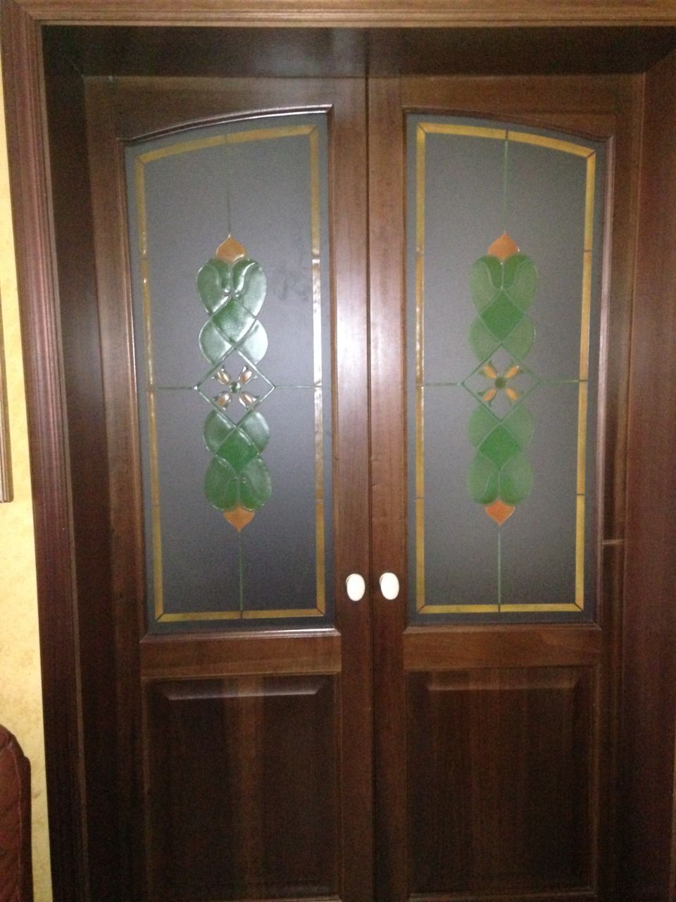porta in legno e vetro decorato
