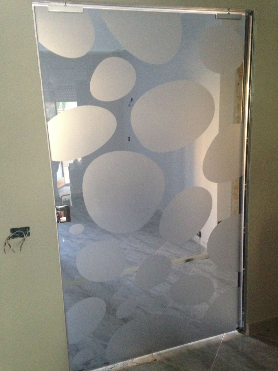 porta in vetro decorata