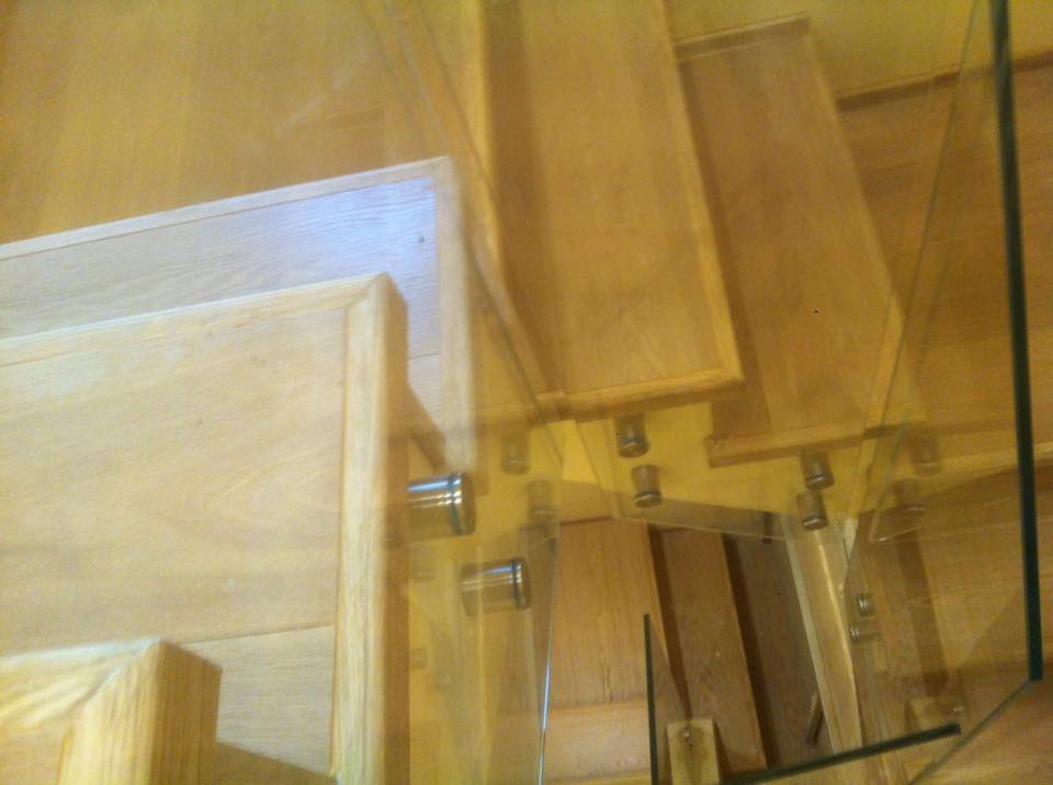 scala da interni con ringhiera in vetro