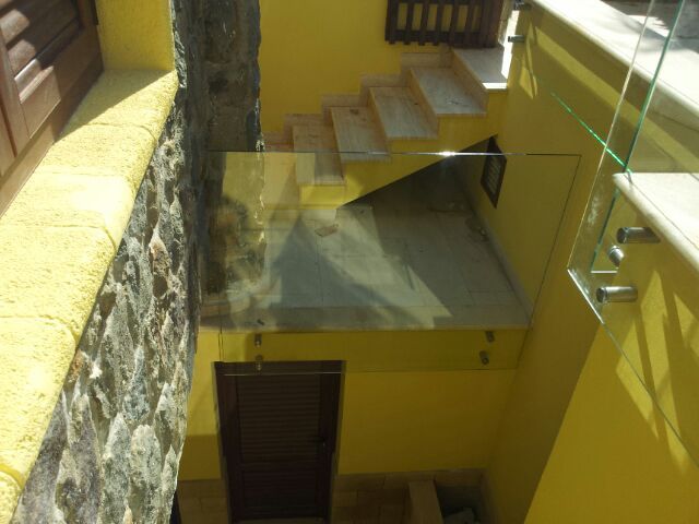 ringhiera in vetro per scala esterna