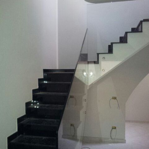 scala domestica in vetro e granito
