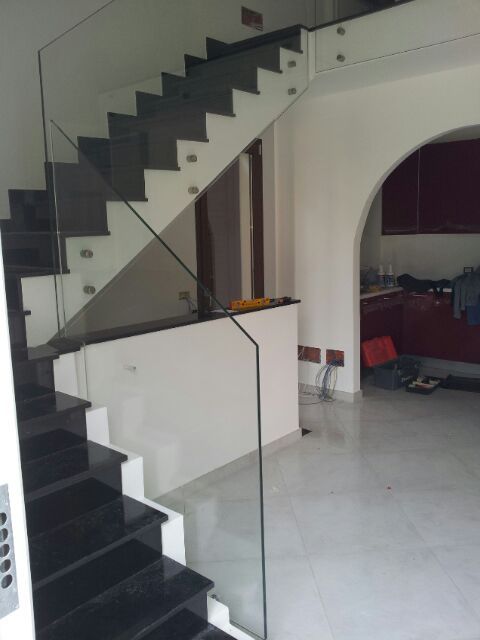 scala domestica in vetro e marmo scuro