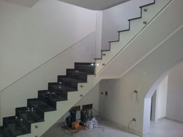 scala domestica con parapetto in vetro