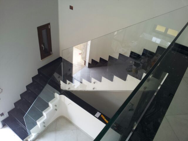 scala domestica con ringhiera in vetro