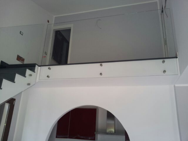 ringhiera in vetro di scala interna per loft