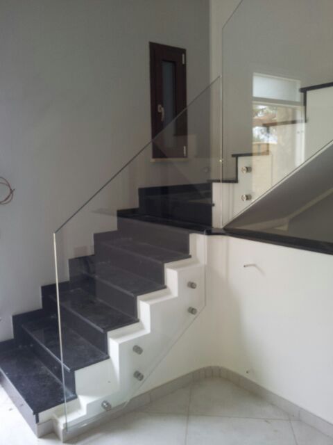 montaggio parapetto in cristallo