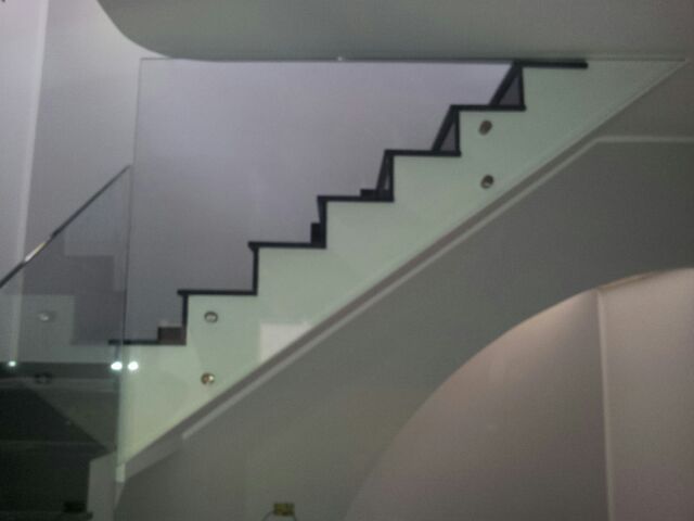 scala da interni con parapetto in vetro