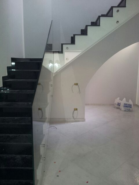 scala da interni con parapetto in cristallo