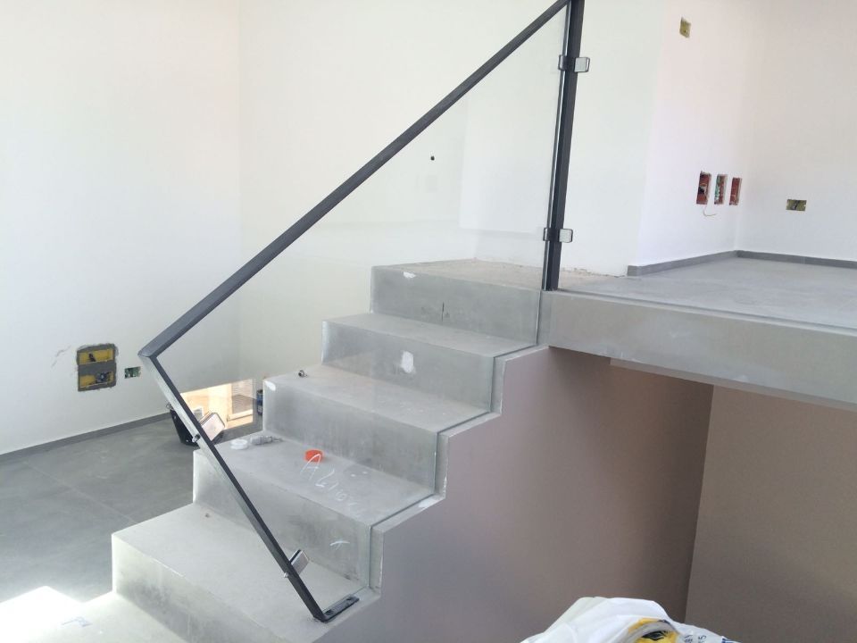 scala moderna con corrimano in vetro