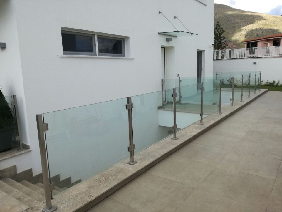 ringhiera esterna in vetro e ferro