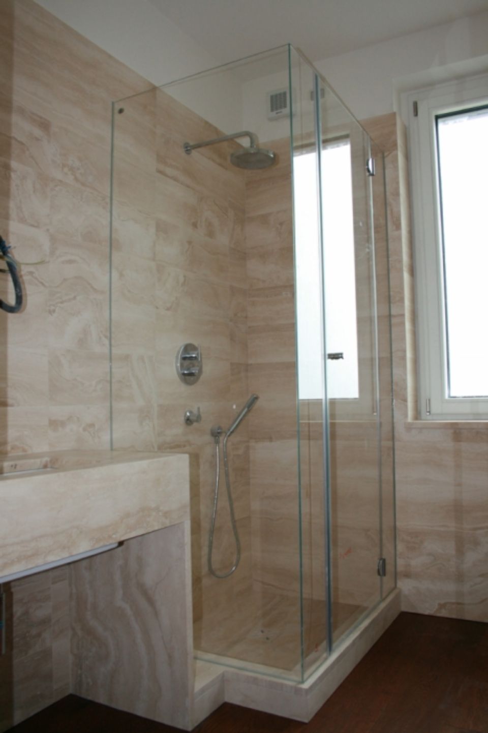 box doccia in vetro con piastrellatura in marmo