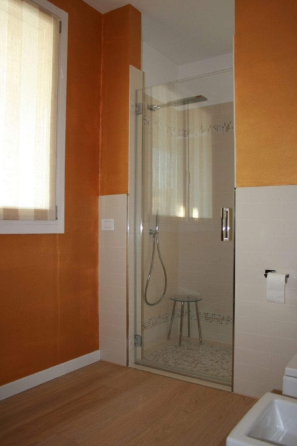 doccia singola a filo pavimento con porta in vetro