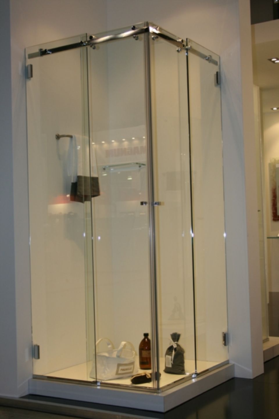 doccia angolare con porta a battente