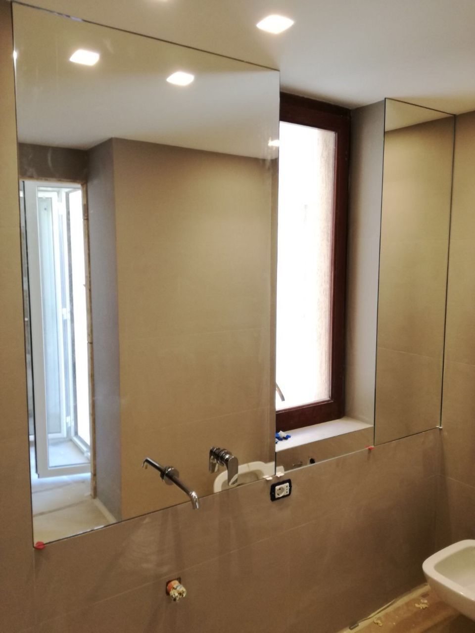 specchio da bagno con faretti a soffitto
