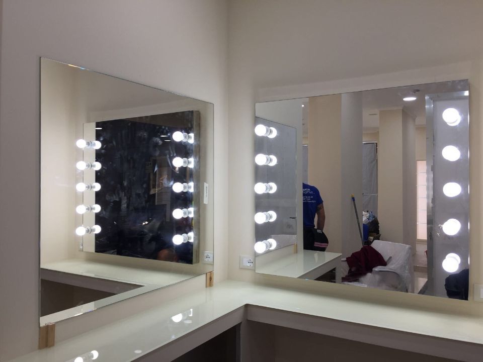 specchio da bagno con faretti laterali