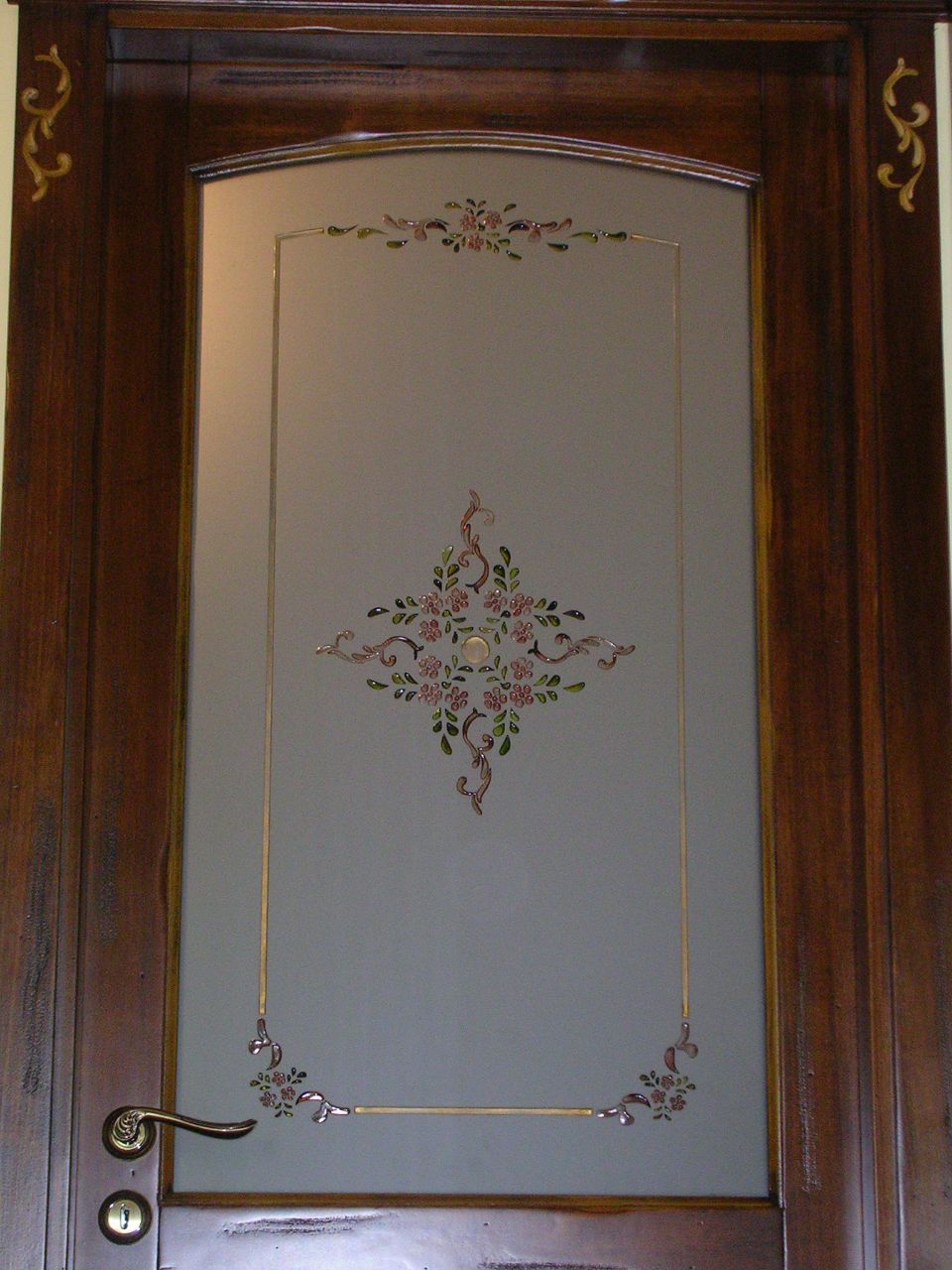 porta in legno e vetro decorato