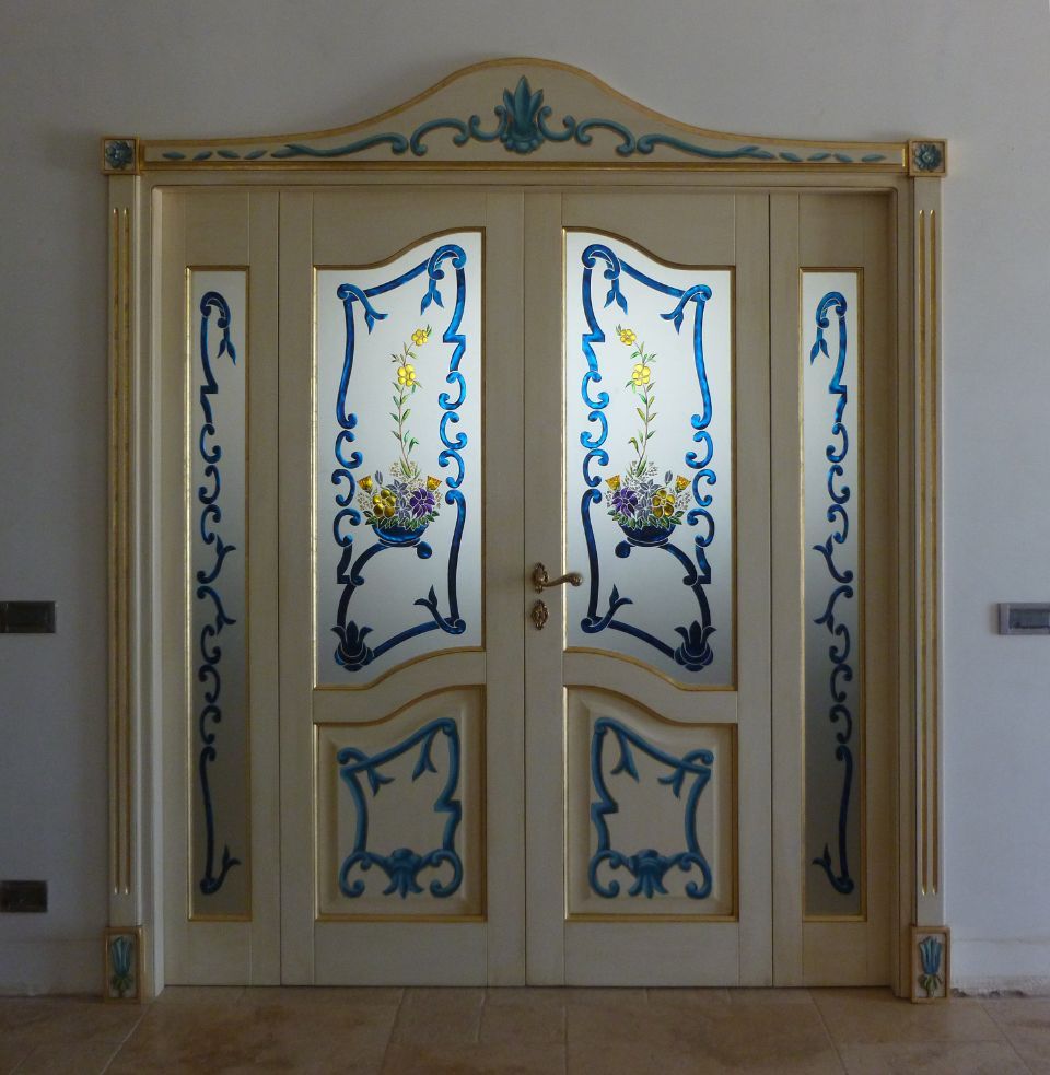 porta a doppio battente con decorazione floreale