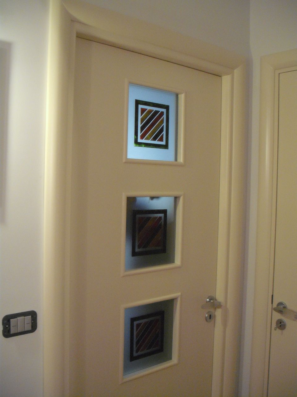 porta in legno e vetro con decorazione moderna