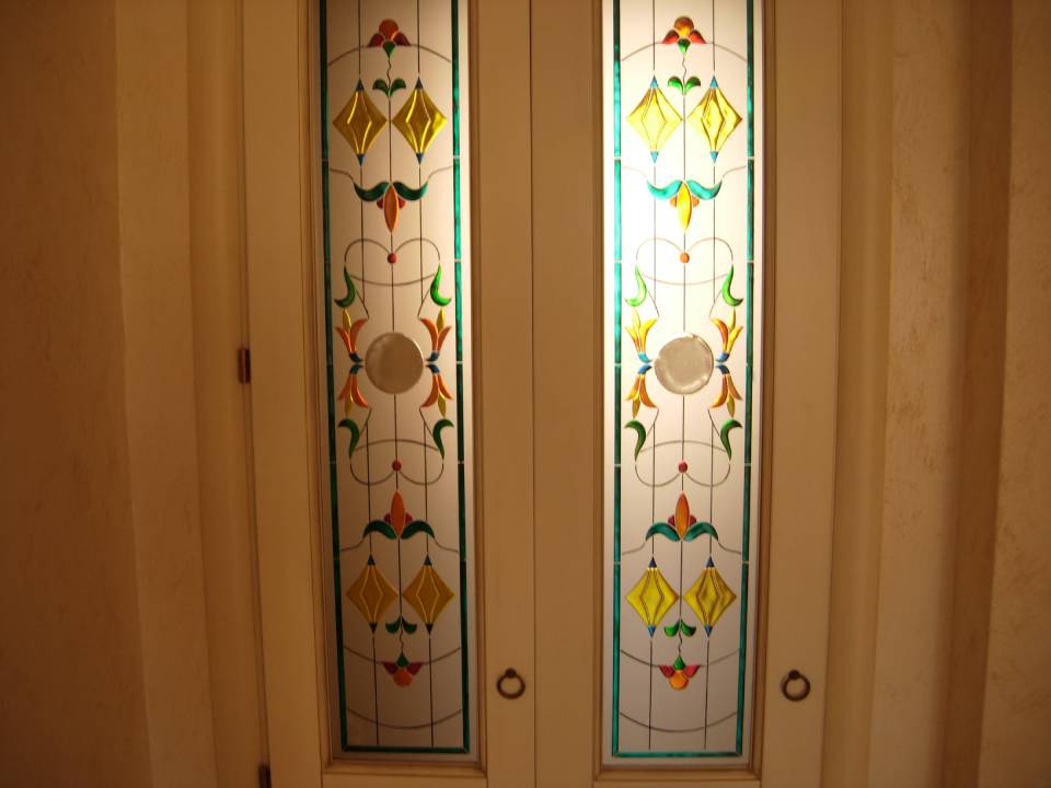 decorazione tiffany su porta in vetro e legno