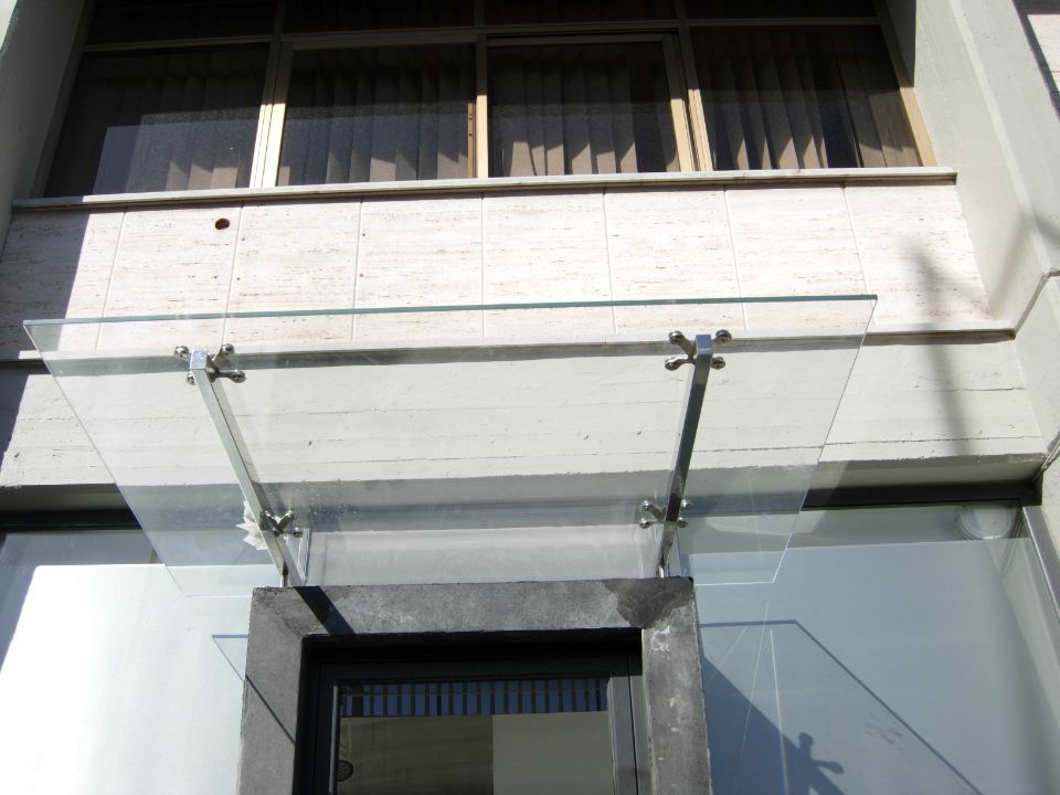 pensilina per esterni per attività commerciale