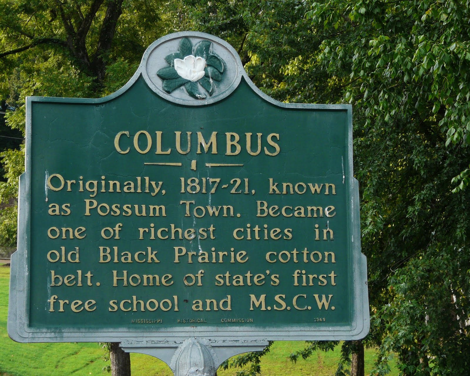A green sign that says columbus on it