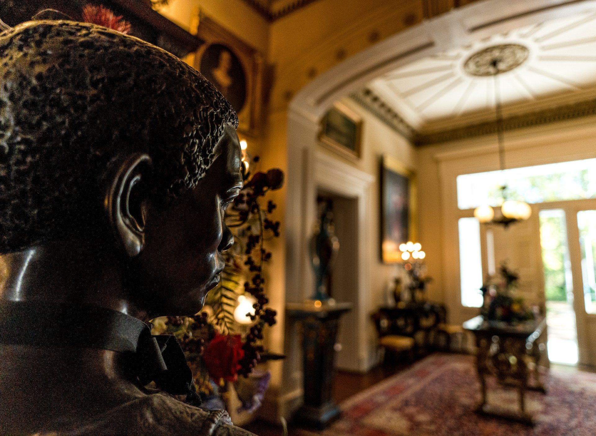 A statue of a man 's head is in a living room