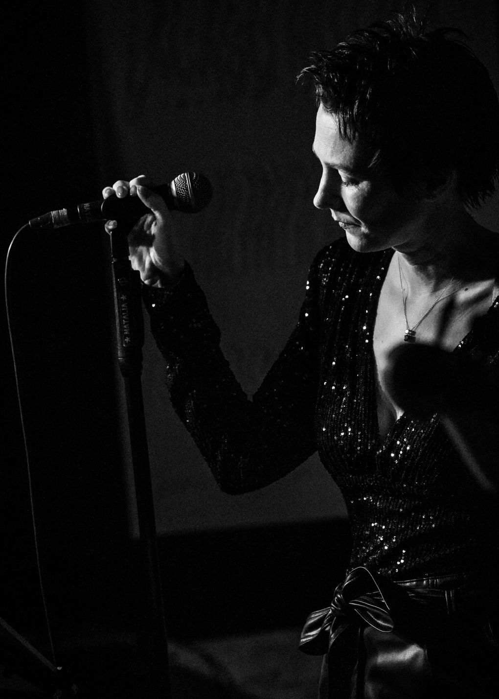 Auf einem Schwarz-Weiß-Foto singt Natalia Salamin in ein Mikrofon.