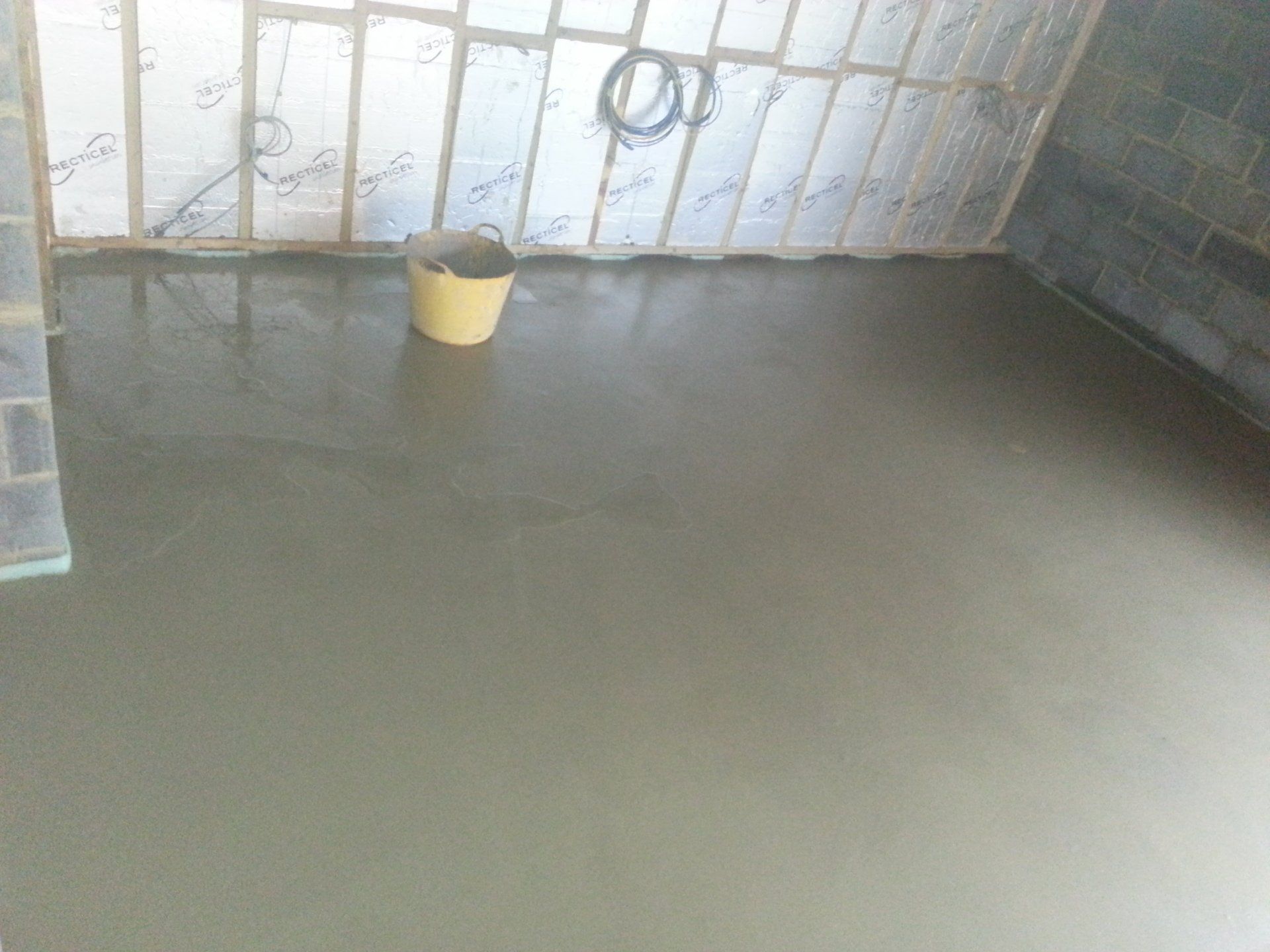 Fast drying screed