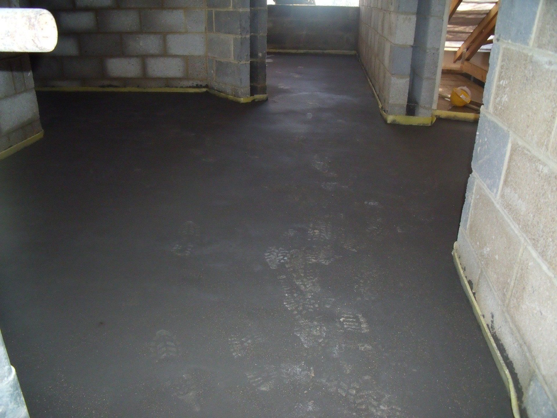 Fast drying screed