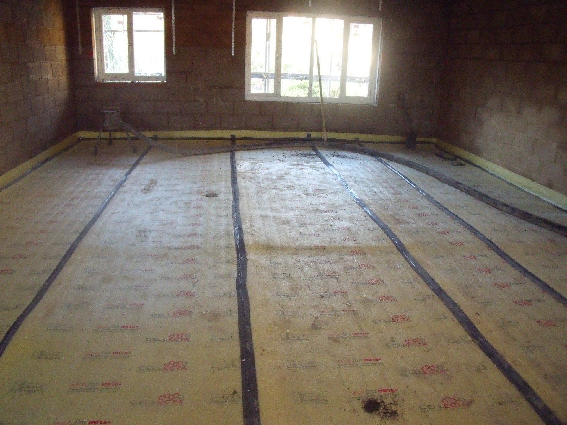Fast drying screed