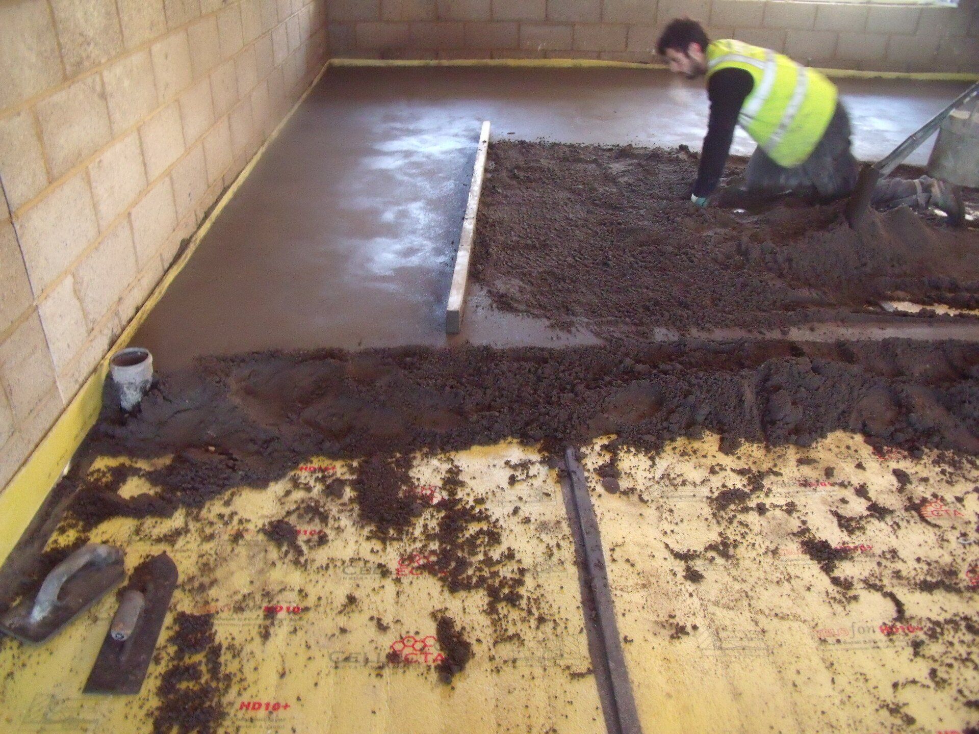 Fast drying screed