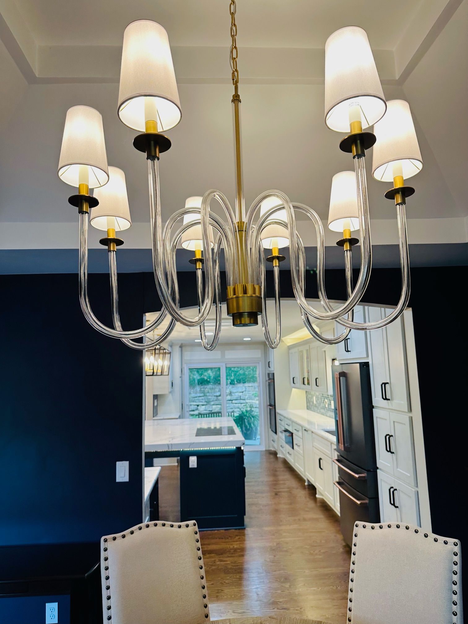 A dining room with a chandelier hanging from the ceiling
