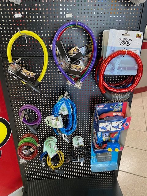 portachiavi, pile e oggettistica