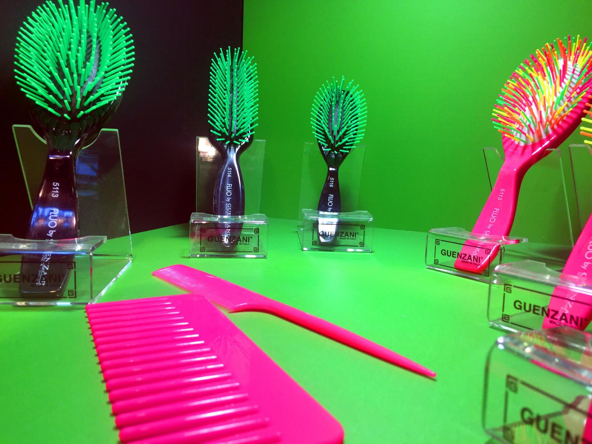 spazzole fluo in vetrina