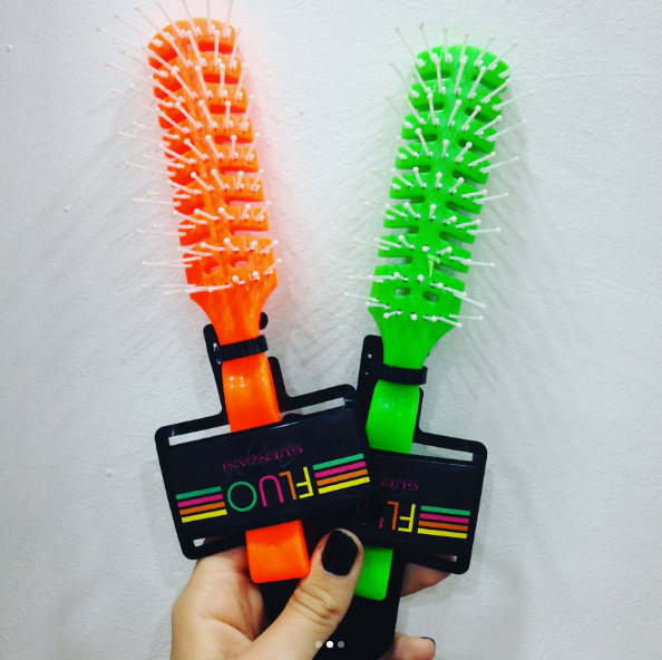 pettini fluo verdi e arancio