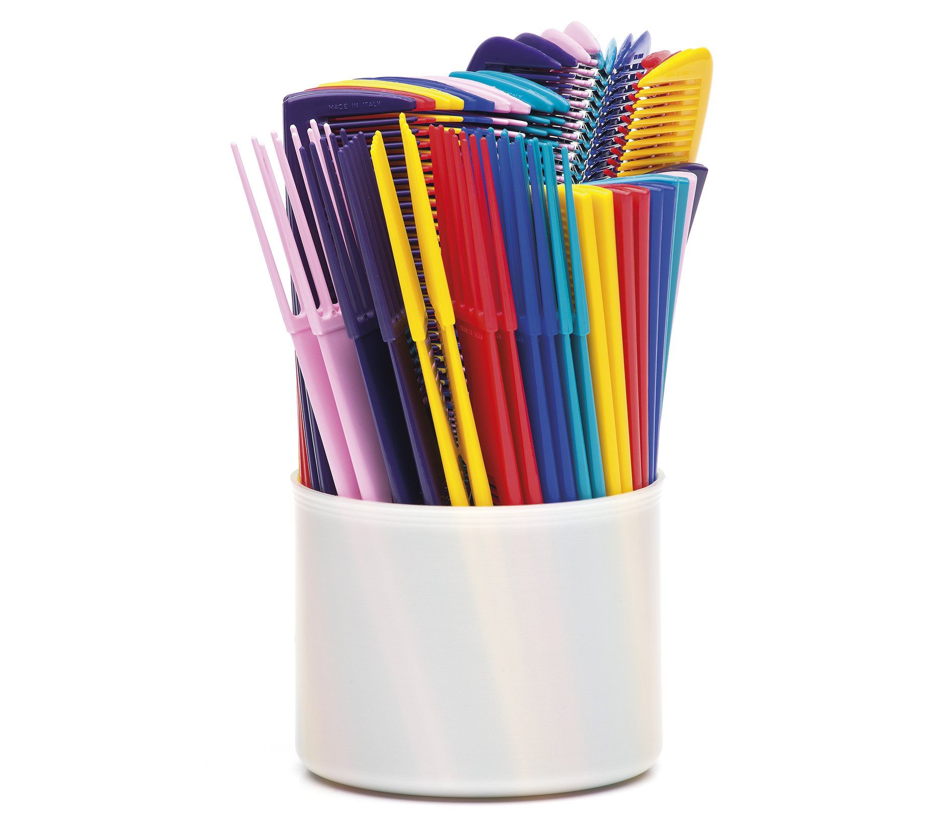 Una tazza bianca piena di penne e pennelli colorati