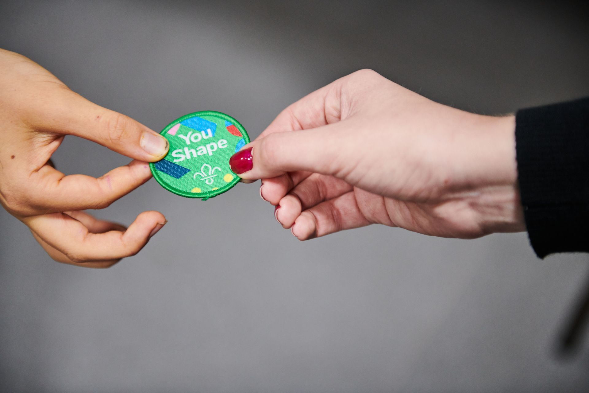 An adult volunteer awarding the Cub's YouShape award. Become a Trustee to help make Scouting in Lincoln stronger.
