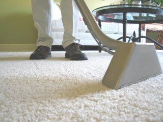 aspirazione polvere su moquette