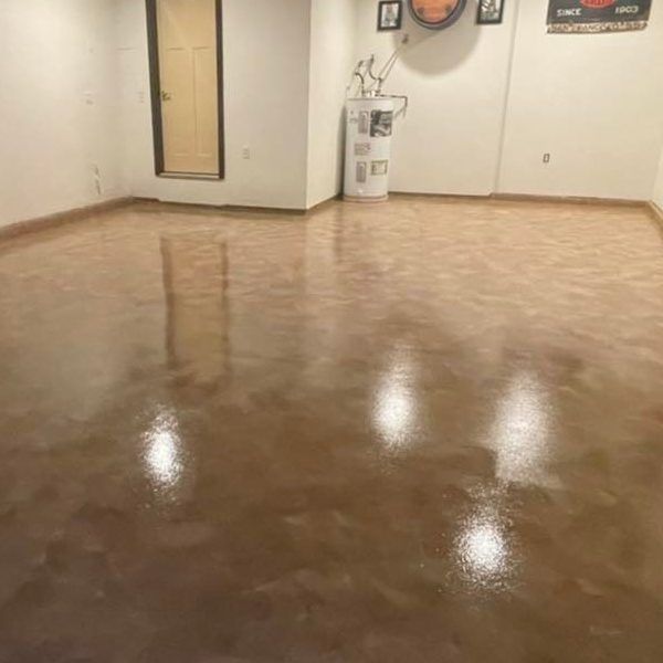 Large white room with a metallic surface floor and lighting
