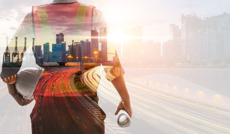 Una doppia esposizione di un operaio edile che tiene in mano un casco e una planimetria.