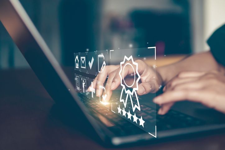 Una persona sta scrivendo su un computer portatile con un certificato sullo schermo.