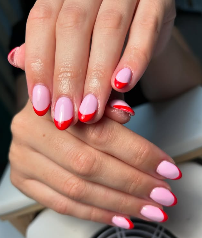 Manos con uñas rosas y puntas francesas rojas.
