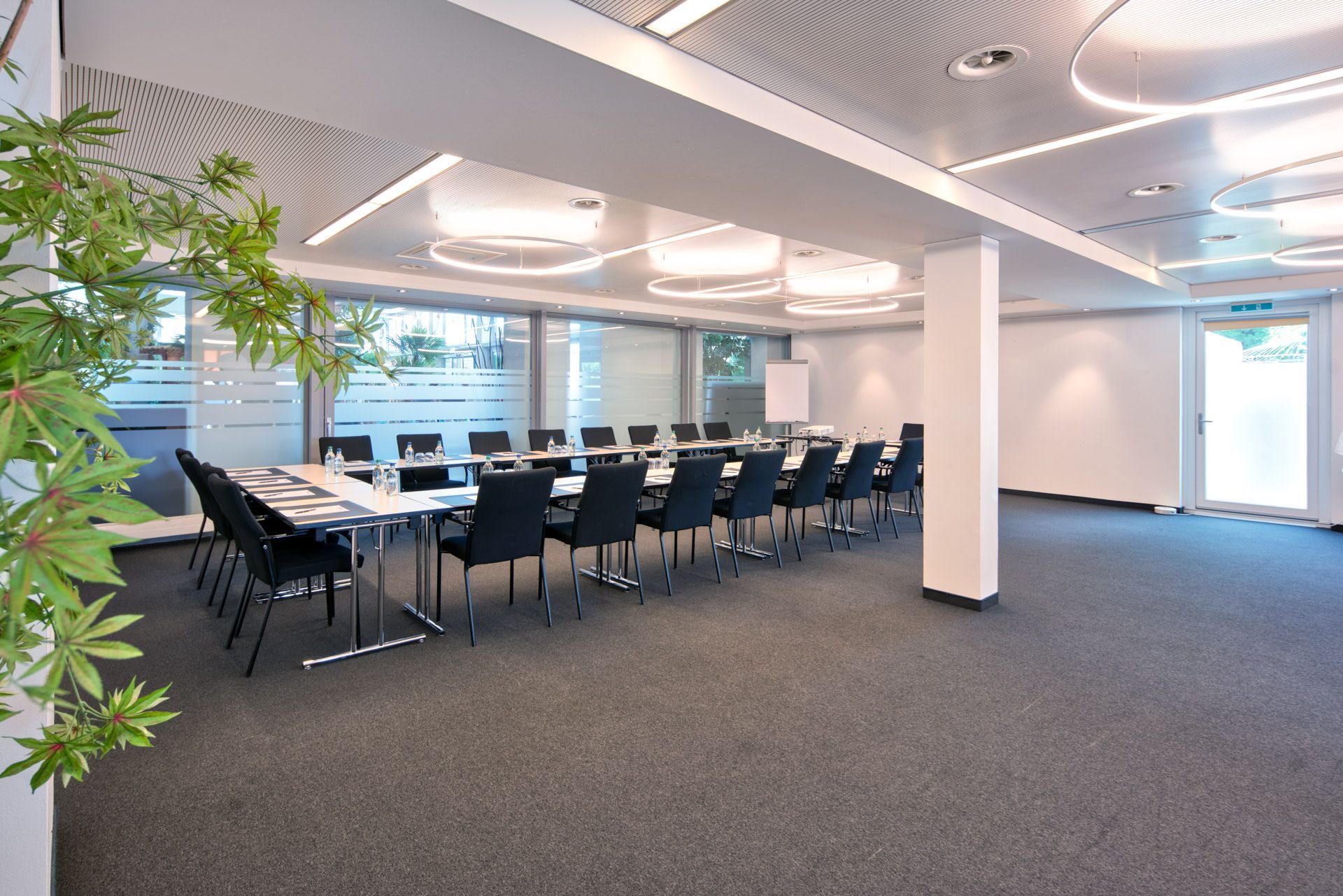 Ein gut ausgestatteter und heller Seminarraum mit grosser Stellfläche: der Raum 2 im Hotel Egerkingen