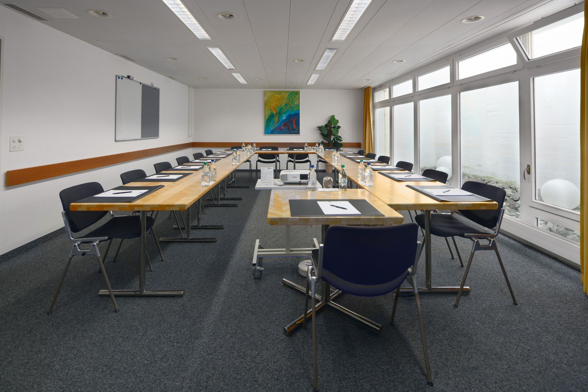 Viel Tageslicht und alles, was es für gelungene Präsentationen braucht, bietet Raum 4 im Hotel Egerkingen