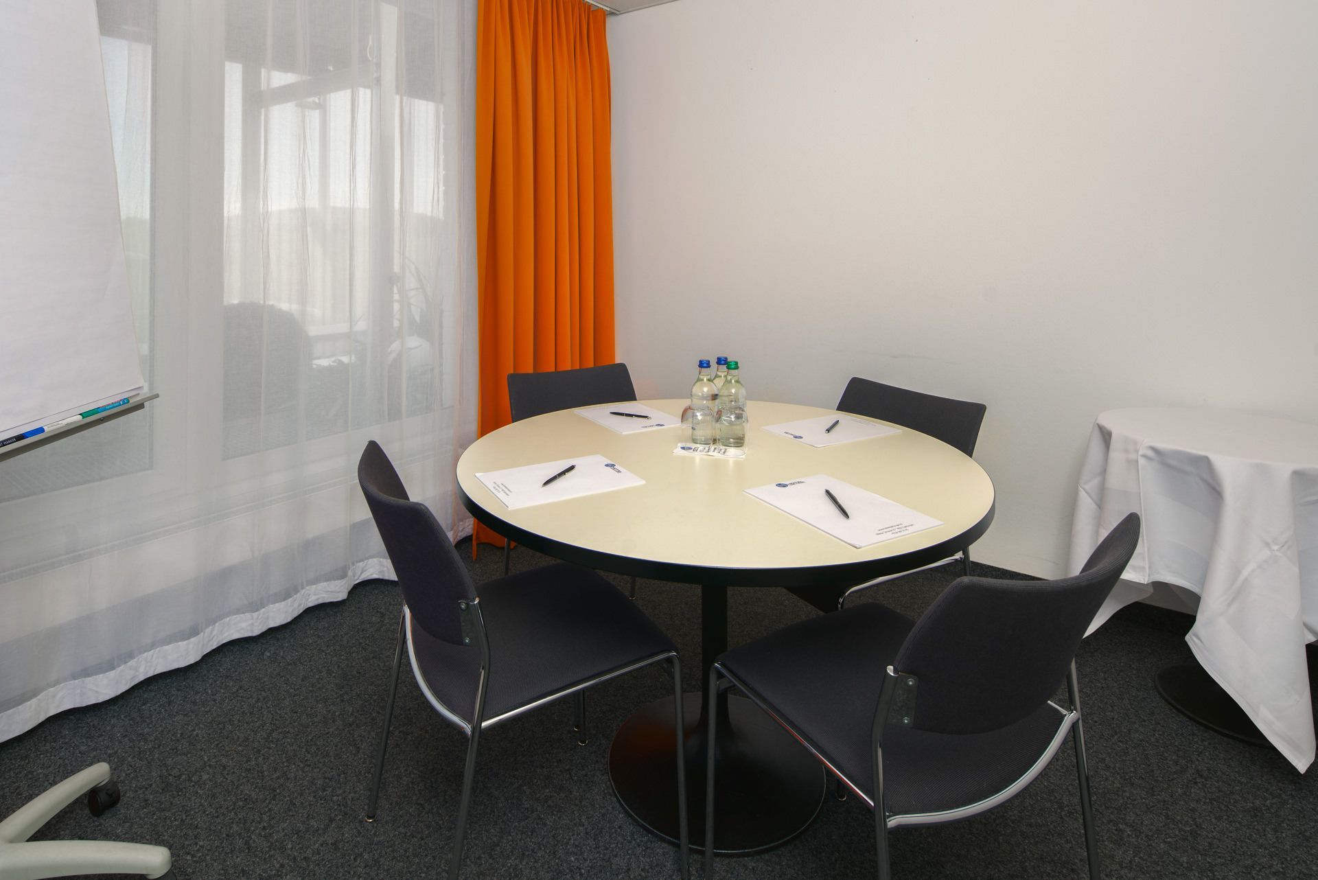 Der perfekte Rahmen für Sitzungen und Meetings mit bis zu vier Personen, das ist der Raum 5 im Hotel Egerkingen