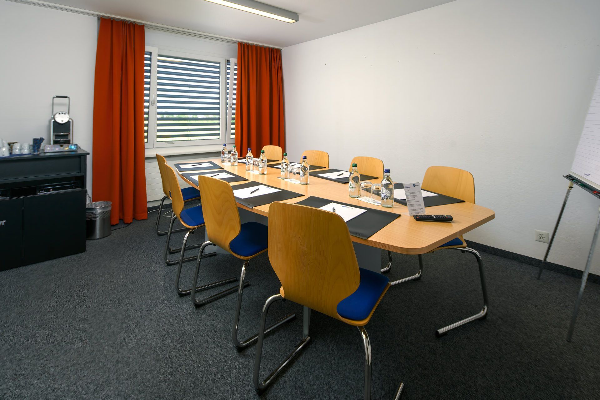 Ein grosser Tisch und acht bequeme Stühle mach den Raum 8 im Hotel Egerkingen zur perfekten Wahl für Sitzungen