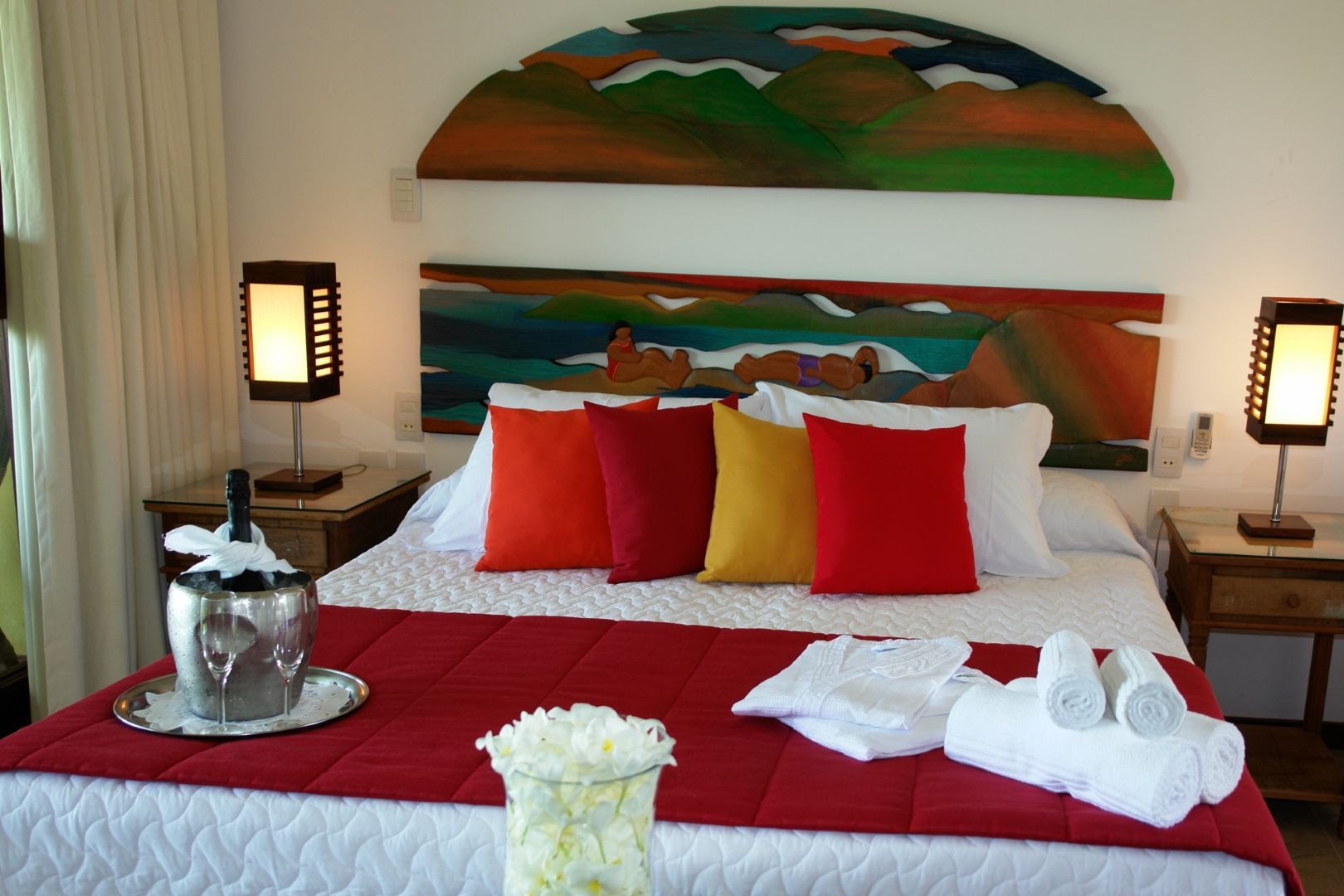 Um quarto de hotel com uma cama grande e uma pintura na parede