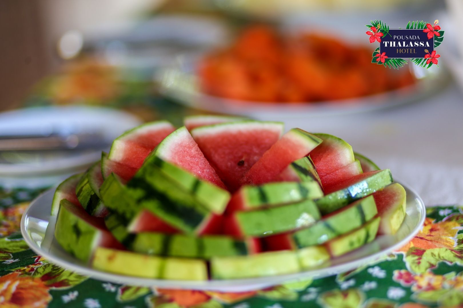 Um prato de fatias de melancia sobre uma mesa.