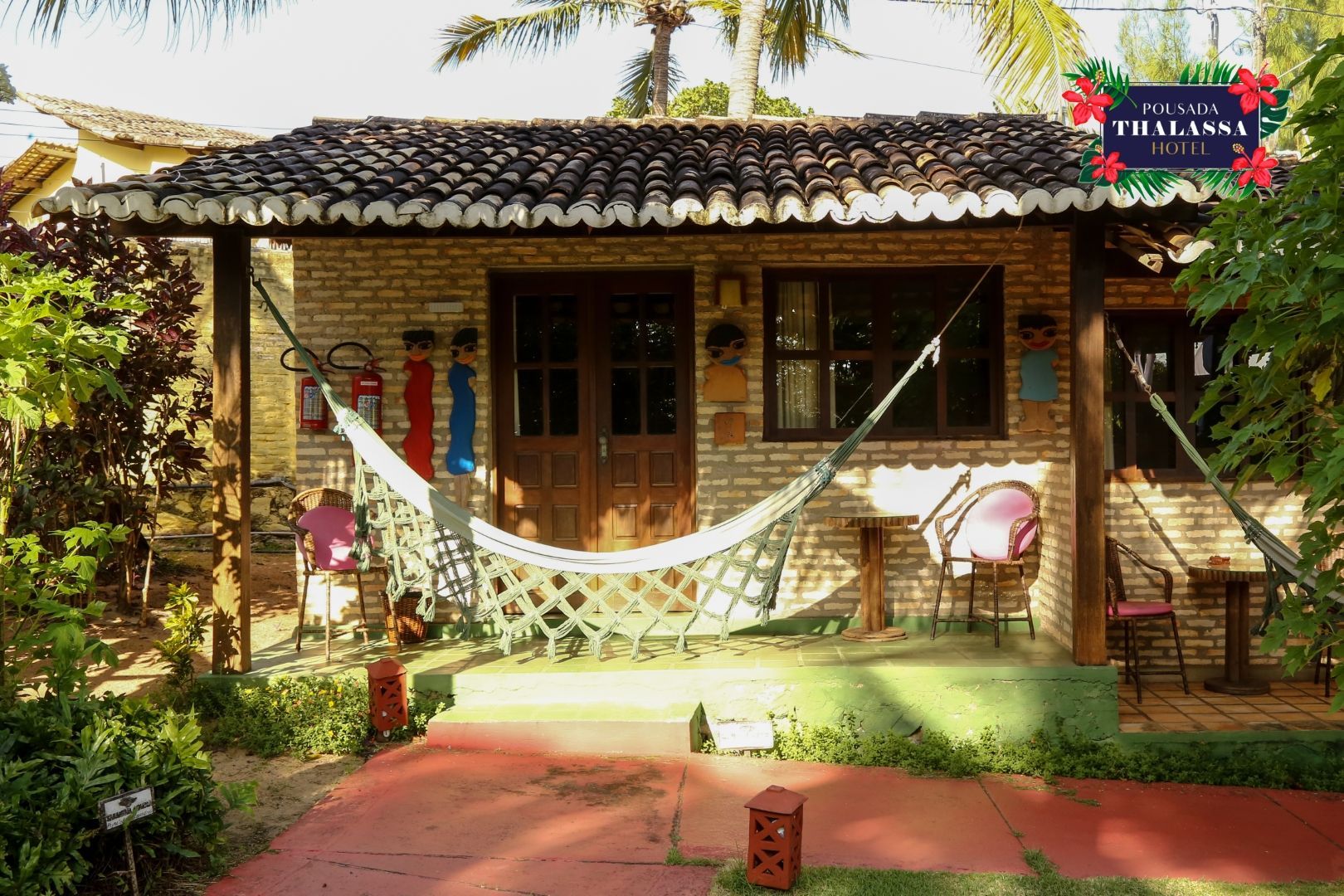 Uma casa de tijolos com uma rede na frente.